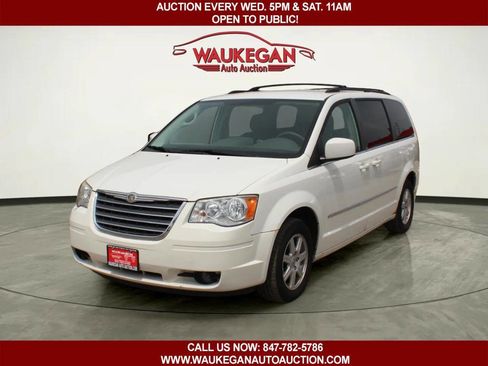 Used 2010 Chrysler Town & Country Touring FWD image 1