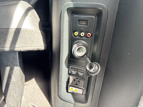 Used 2016 Chrysler Town & Country S w/ Driver Convenience Group FWD image 33