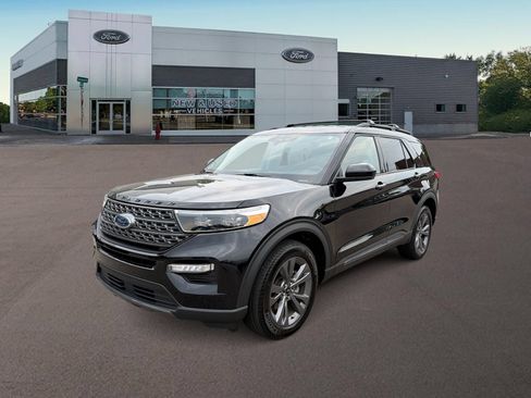 Used 2024 Ford Explorer XLT w/ Equipment Group 202A AWD/4WD image 5