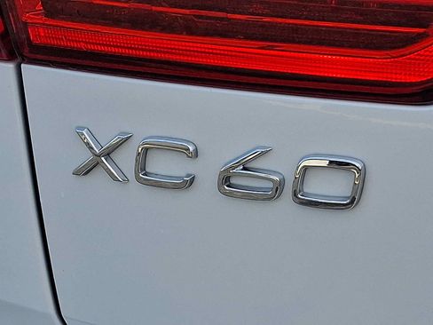 Used 2022 Volvo XC60 B5 Momentum w/ Climate Package AWD/4WD image 30