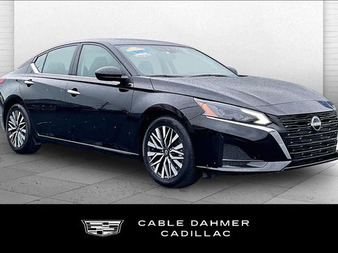 Used 2025 Nissan Altima 2.5 SV FWD image 1
