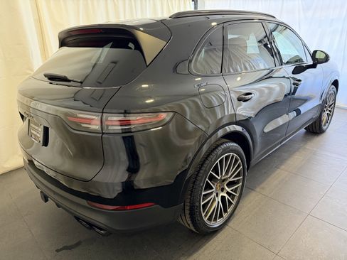 Certified 2023 Porsche Cayenne Platinum Edition image 9