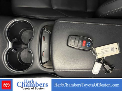Used 2022 Toyota Venza XLE AWD/4WD image 12