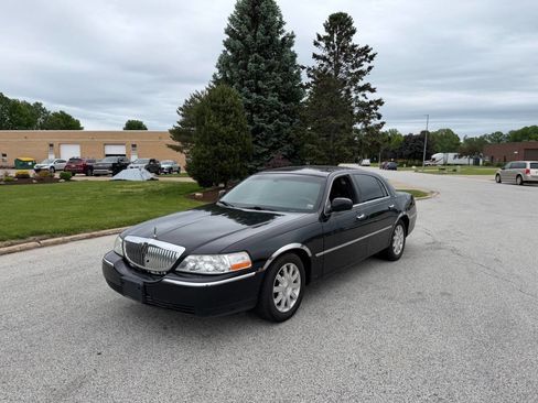 Used 2011 Lincoln Town Car Signature Limited RWD image 1