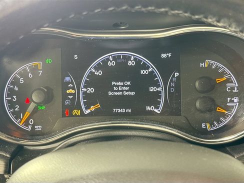 Used 2020 Jeep Grand Cherokee Laredo AWD/4WD image 12