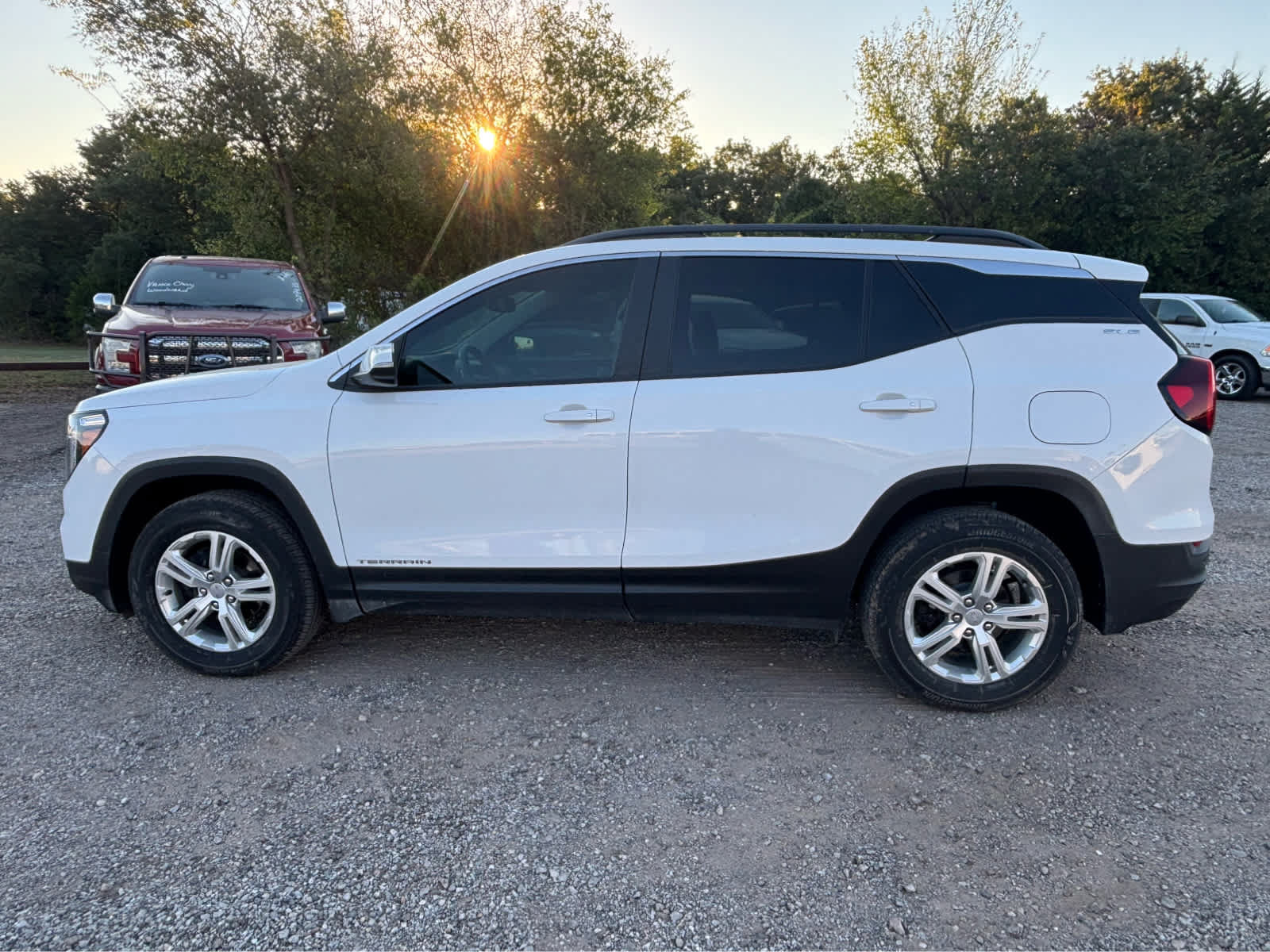 Used 2024 GMC Terrain SLE w/ Driver Convenience Package AWD/4WD image 2