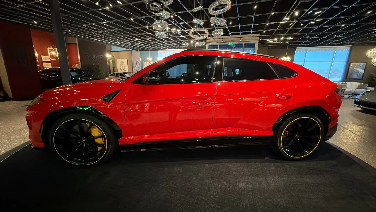 Used 2019 Lamborghini Urus AWD/4WD image 3