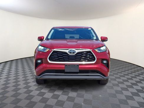 Used 2020 Toyota Highlander LE AWD/4WD image 3