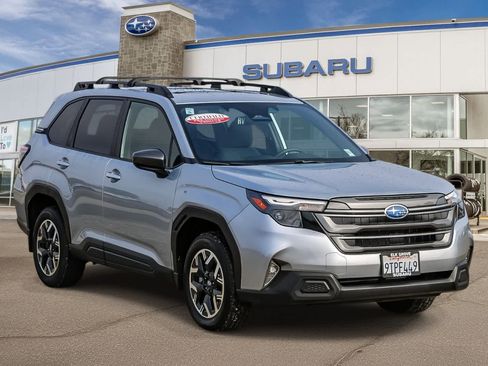 Used 2025 Subaru Forester Premium image 5