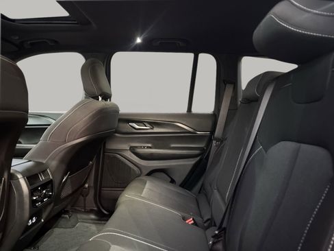 Used 2025 Jeep Grand Cherokee Laredo X image 16