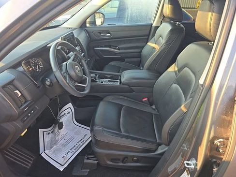 Certified 2025 Nissan Pathfinder SL FWD image 6