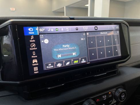Used 2024 Jeep Wrangler Unlimited w/ Convenience Group AWD/4WD image 23