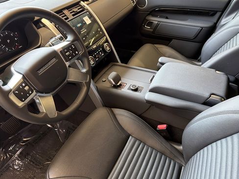 Certified 2025 Land Rover Discovery S AWD/4WD image 5