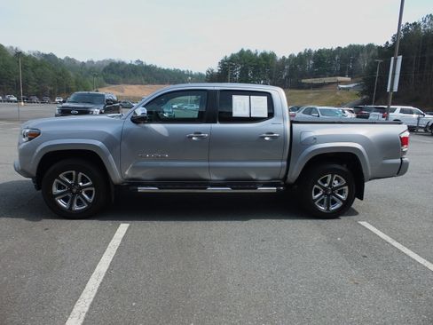 Used 2016 Toyota Tacoma Limited w/ Towing Package image 6