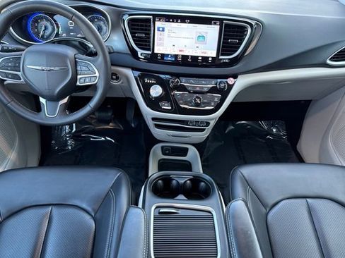 Used 2023 Chrysler Pacifica Touring-L image 15