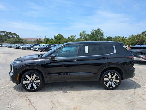 Used 2025 Mitsubishi Outlander SE FWD image 5