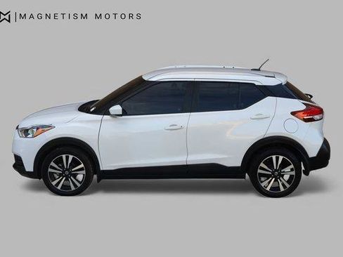Used 2019 Nissan Kicks SV FWD image 3