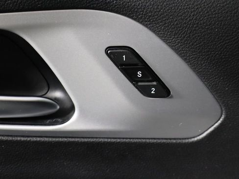 Used 2025 Chrysler Pacifica Limited FWD image 16