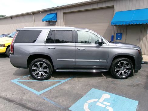Used 2019 Cadillac Escalade Luxury AWD/4WD image 6