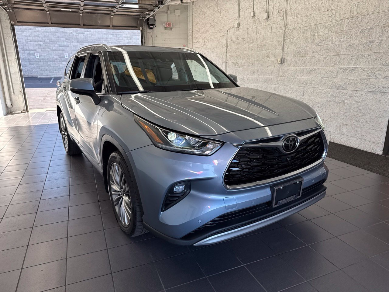 Certified 2021 Toyota Highlander Platinum AWD/4WD image 2