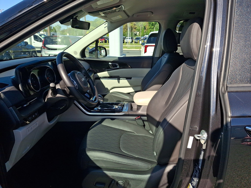 Used 2024 Kia Carnival EX FWD image 23
