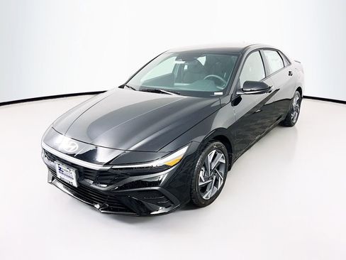 New 2025 Hyundai Elantra SEL image 3
