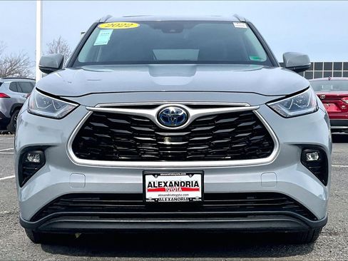 Used 2022 Toyota Highlander Bronze Edition image 3