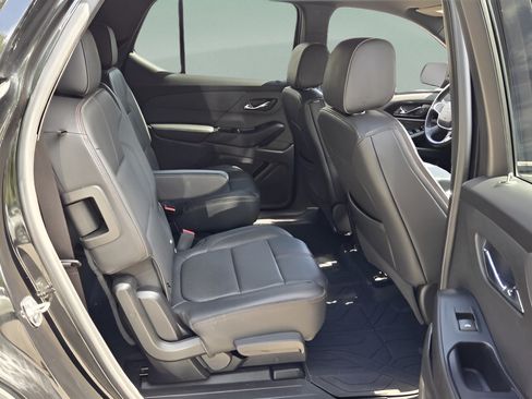 Used 2022 Chevrolet Traverse RS FWD image 14