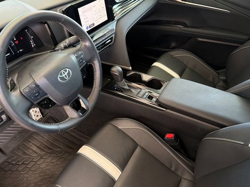 Used 2025 Toyota Camry SE w/ Convenience Package FWD image 10