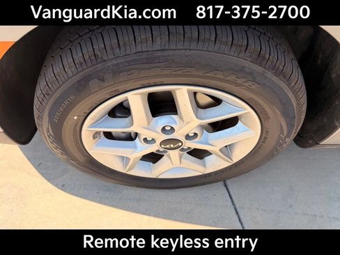 Certified 2025 Kia Soul LX w/ LX Technology Package FWD image 8