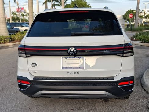 New 2026 Volkswagen Taos SE FWD image 4