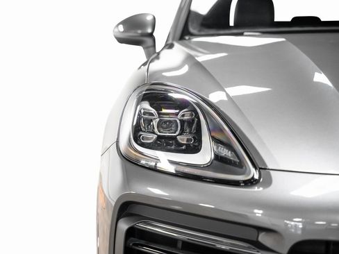 Used 2021 Porsche Cayenne Coupe image 3
