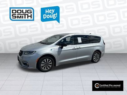 Used 2024 Chrysler Pacifica Select