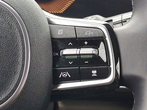 Used 2025 Kia Carnival image 23