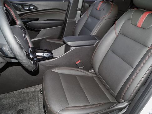 Certified 2025 Chevrolet Trax RS w/ Sunroof Package image 25