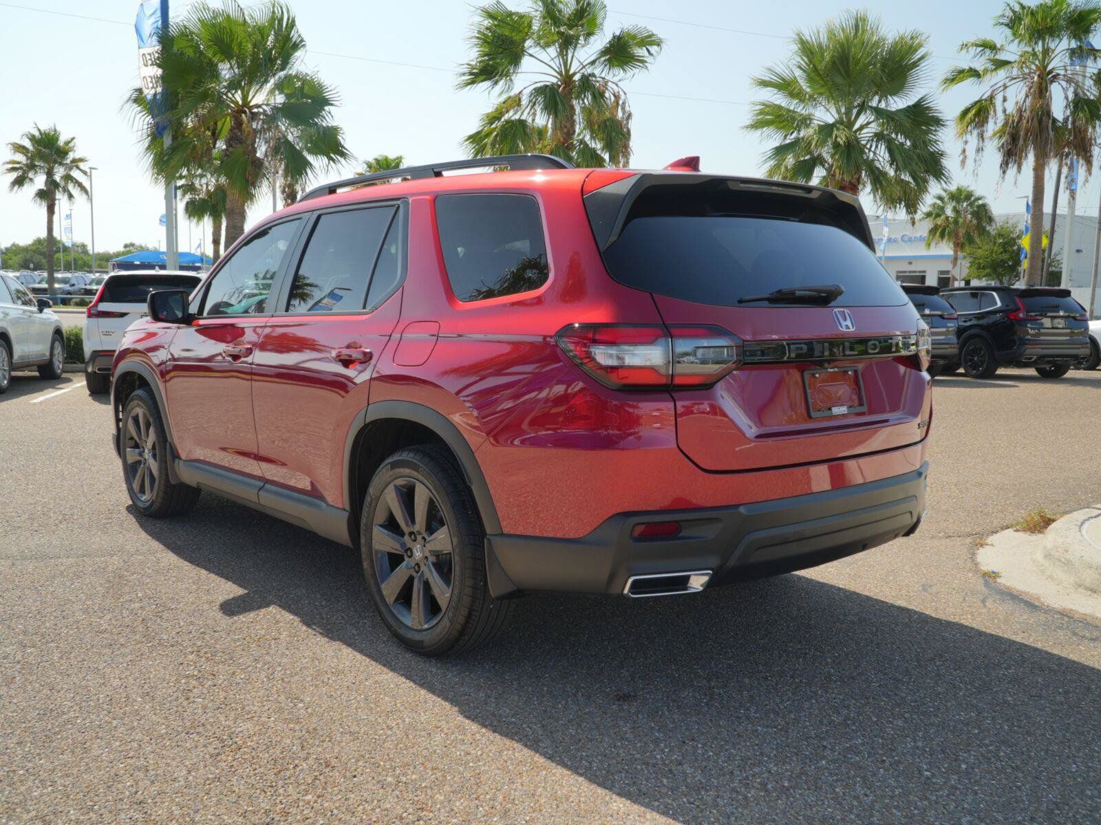 Used 2025 Honda Pilot Sport image 9