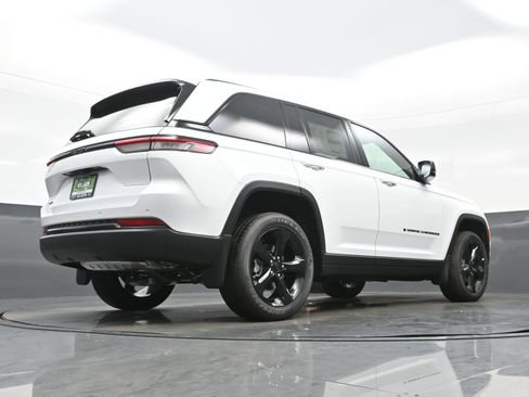 New 2025 Jeep Grand Cherokee Altitude AWD/4WD image 15