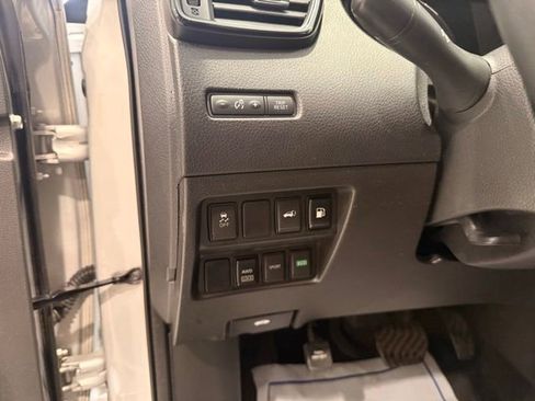 Used 2018 Nissan Rogue SV AWD/4WD image 13