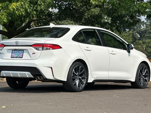 Used 2020 Toyota Corolla SE w/ SE Premium Package FWD image 2