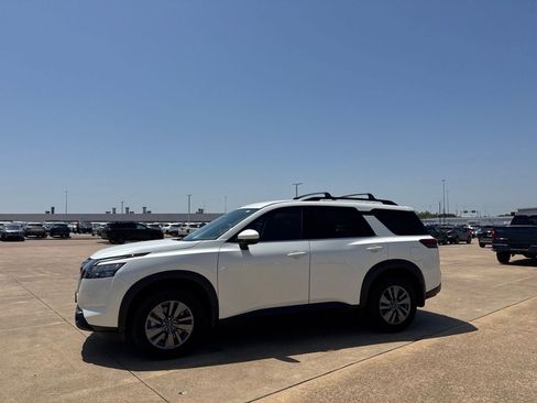 Certified 2024 Nissan Pathfinder SV FWD image 11