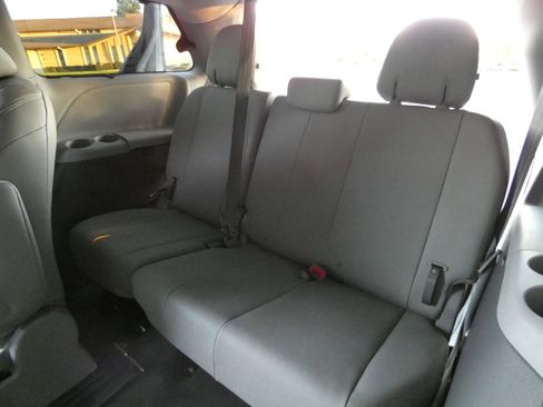 Used 2015 Toyota Sienna XLE image 45