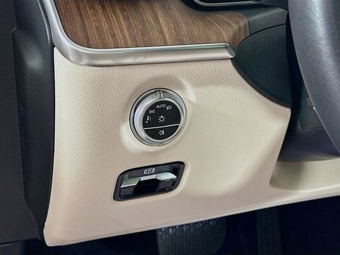 Used 2023 Mercedes-Benz C 300 4MATIC Sedan image 11