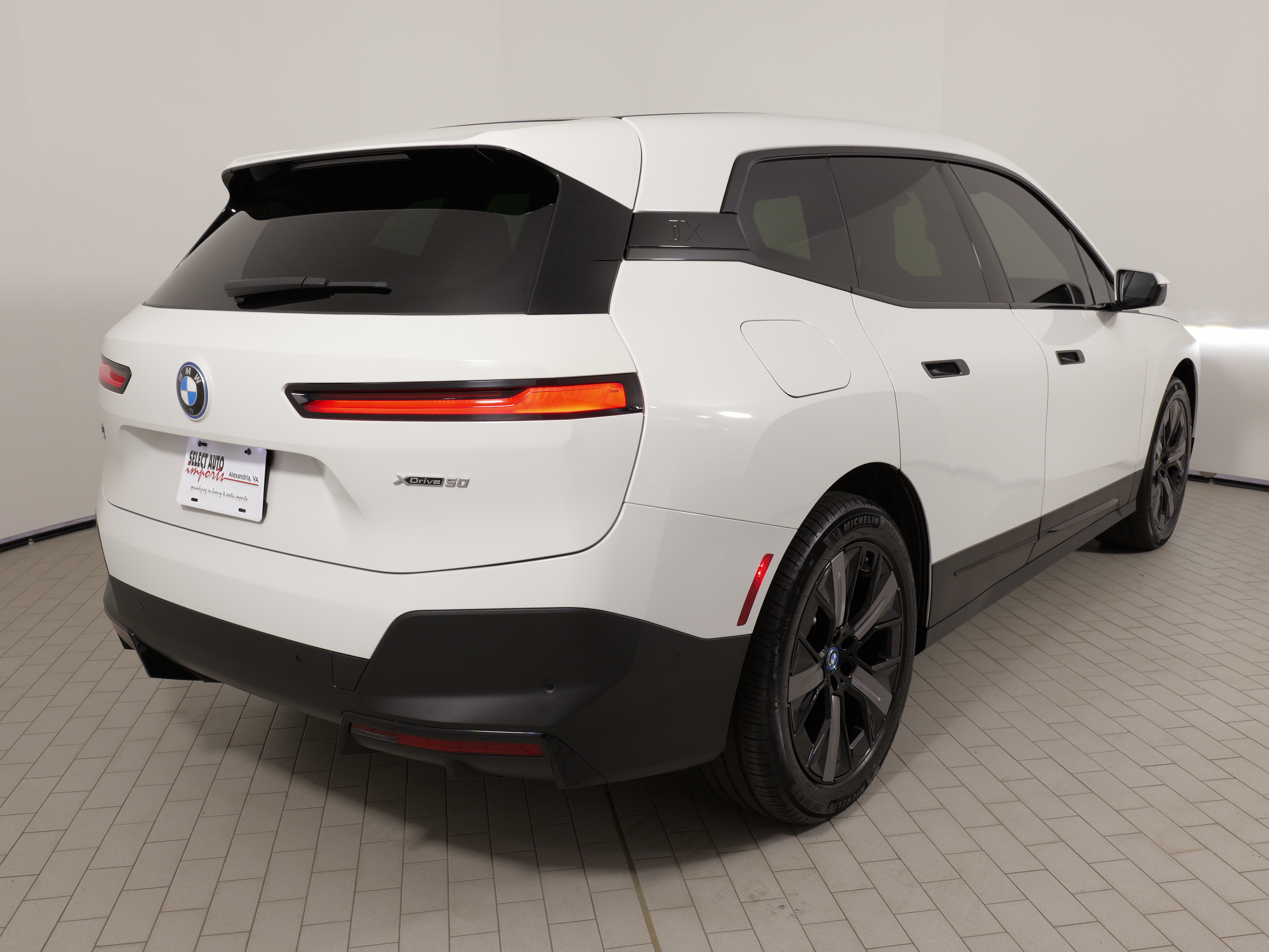 Used 2024 BMW iX xDrive50 w/ Convenience Package AWD/4WD image 11