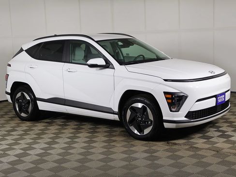 Used 2025 Hyundai Kona SEL FWD image 2