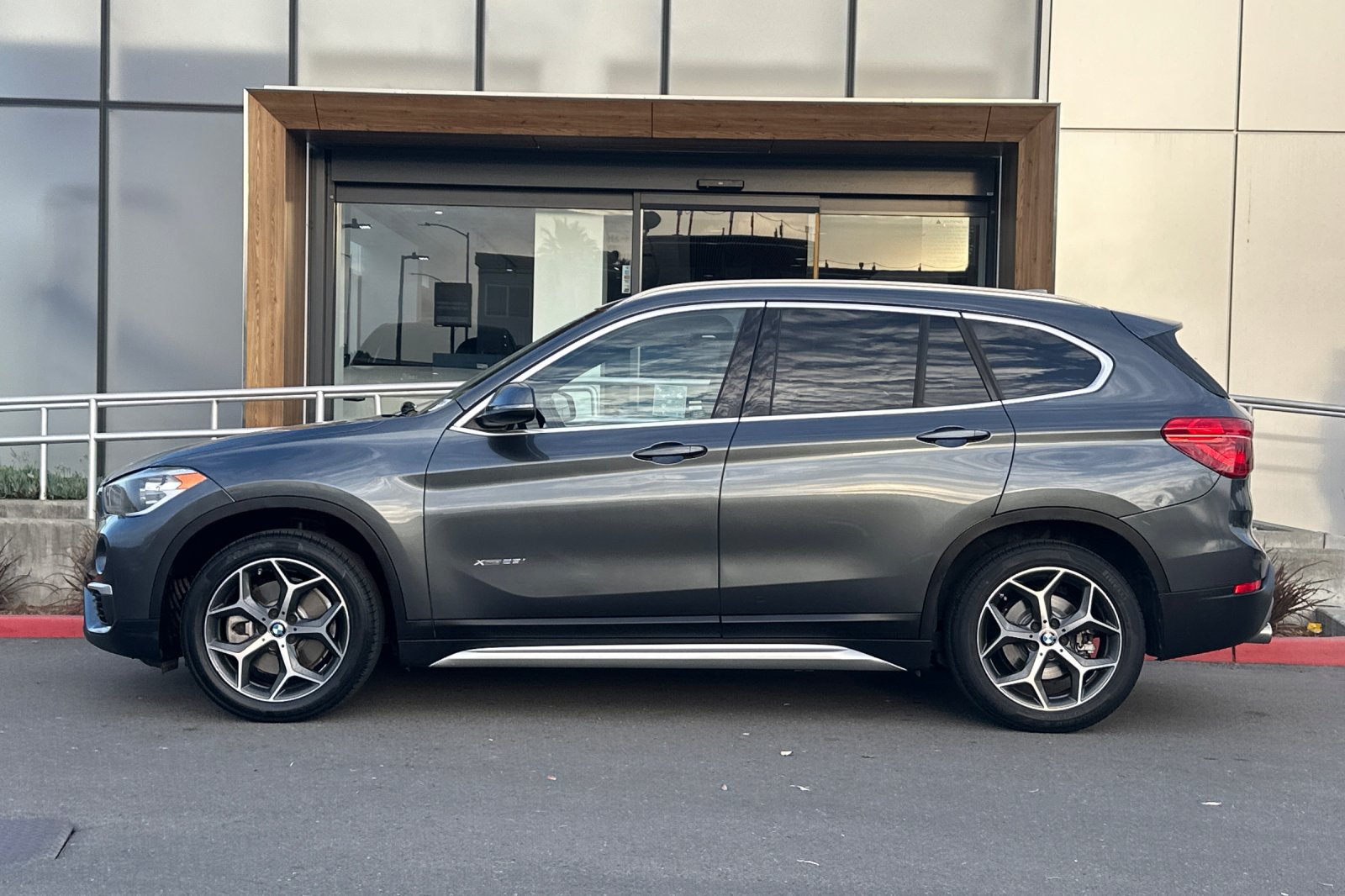 Used 2018 BMW X1 xDrive28i AWD/4WD image 5
