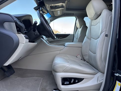 Used 2019 Cadillac Escalade Luxury image 17