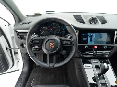 Certified 2025 Porsche Macan AWD/4WD image 32