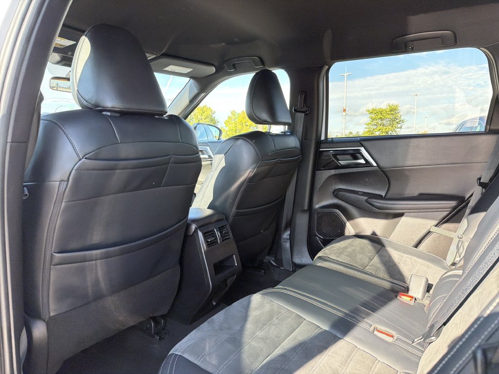 Used 2024 Mitsubishi Outlander SE Black Edition FWD image 12