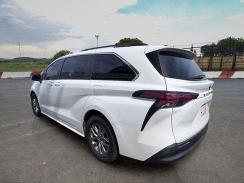 Used 2021 Toyota Sienna LE FWD image 4