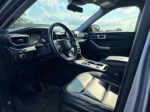 Used 2021 Ford Explorer XLT w/ Equipment Group 202A AWD/4WD image 14